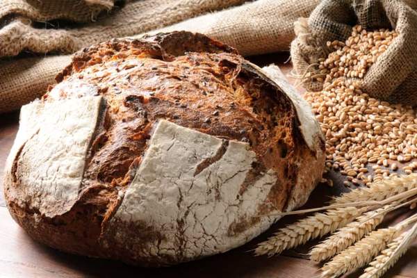 Sie können selbstgebackenes Brot etwa 4 bis 5 Tage nach dem Backen im Schrank aufbewahren