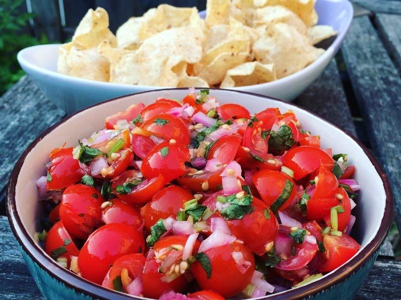 Kirschtomaten-Salsa mit roten Zwiebeln